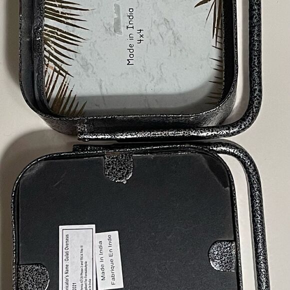 2 metal 4x4 photo frames - Picture 3 of 6